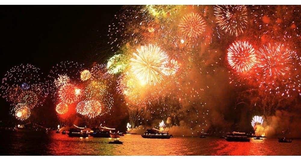 Teknede Yılbaşı Partisi: İstanbul Boğazında Eşsiz Bir Yılbaşı Kutlaması (2024)