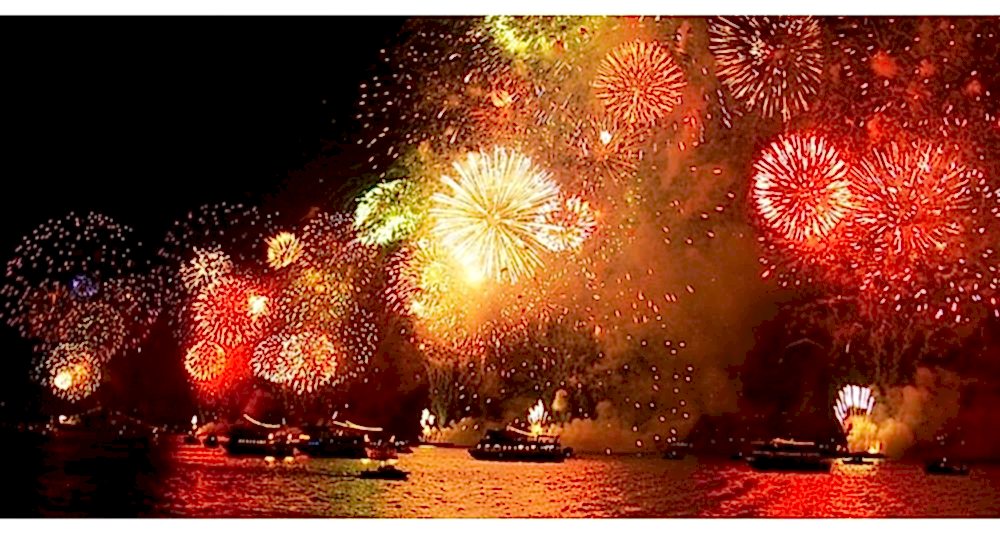 Teknede Yılbaşı Partisi: İstanbul Boğazında Eşsiz Bir Yılbaşı Kutlaması (2024)